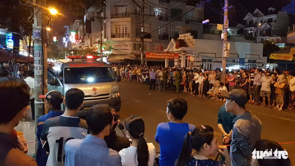  Nhiều người dân theo dõi vụ việc - Ảnh: NGỌC KHẢI