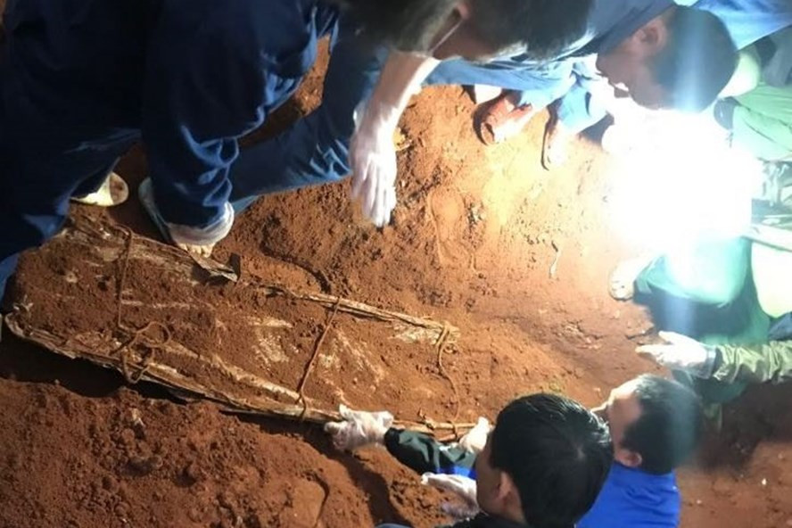 Đội quy tập liệt sĩ Đoàn Kinh tế Quốc phòng 337 phát hiện hài cốt liệt sĩ. Ảnh: H.Minh.