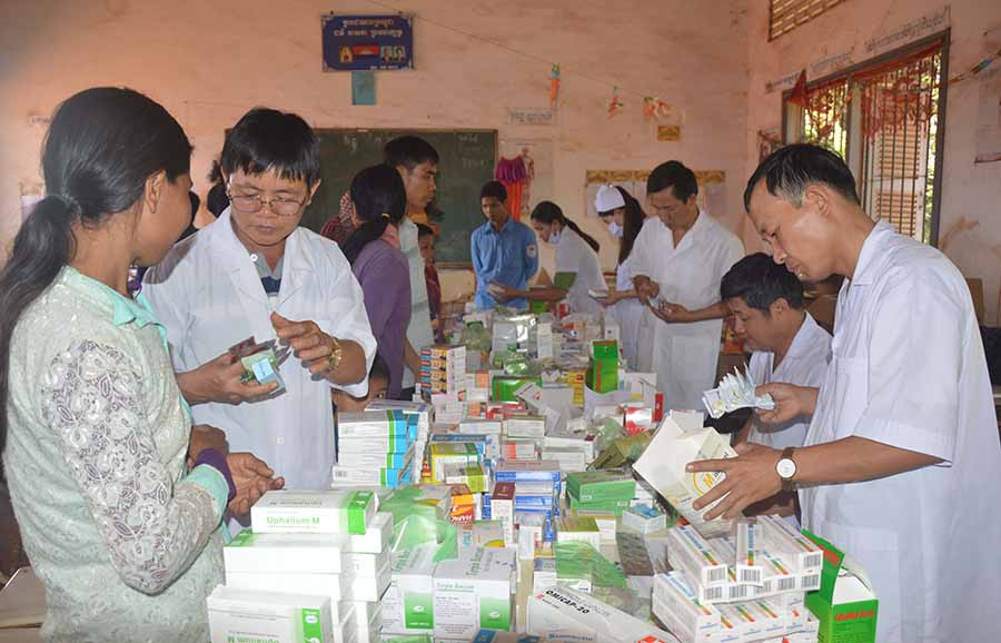  Ngành Quân y lực lượng vũ trang tỉnh phối hợp khám bệnh, cấp thuốc cho người dân Campuchia. Ảnh: A.H