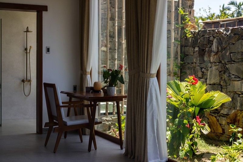  Bàn đọc sách đặt trong phòng ngủ hướng ra khu vườn.