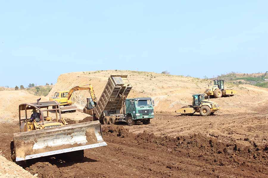 Các đơn vị huy động phương tiện cơ giới thi công phần thân đập công trình thủy lợi hồ chứa nước Plei Thơ Ga. Ảnh: N.D  Các đơn vị huy động phương tiện cơ giới thi công phần thân đập công trình thủy lợi hồ chứa nước Plei Thơ Ga. Ảnh: N.D