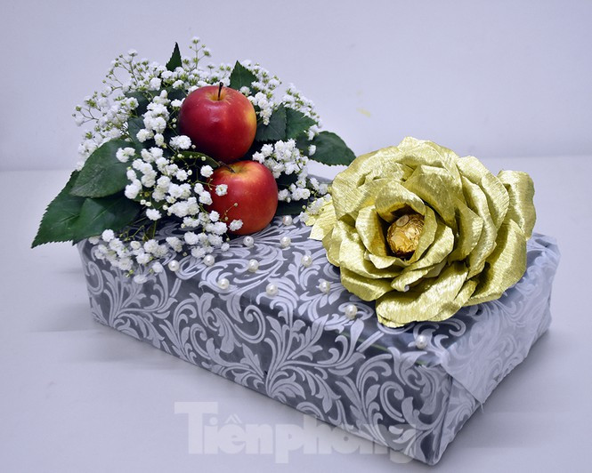  Để phục vụ cho những đối tượng người tiêu dùng thiên về xu hướng lựa chọn các món quà thiết thực, đã có những mẫu hộp quà được trang trí sẵn vô cùng ấn tượng