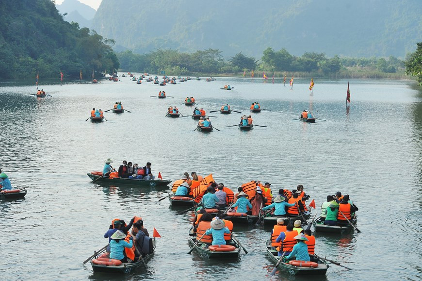 Khung cảnh vô cùng bình yên, mọi ưu tư phiền muộn dường tư tan biến, trôi theo làn nước mát lạnh dưới những mái chèo khua. (Ảnh: Minh Đức/TTXVN)