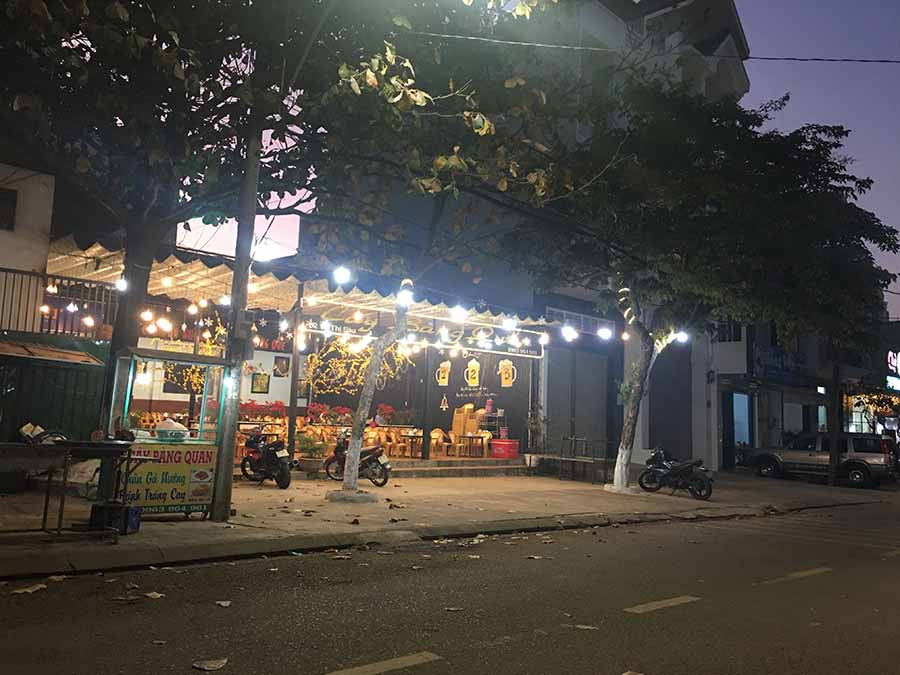  Đã hơn 19 giờ nhưng nhiều quán nhậu không một bóng khách. Ảnh: V.T