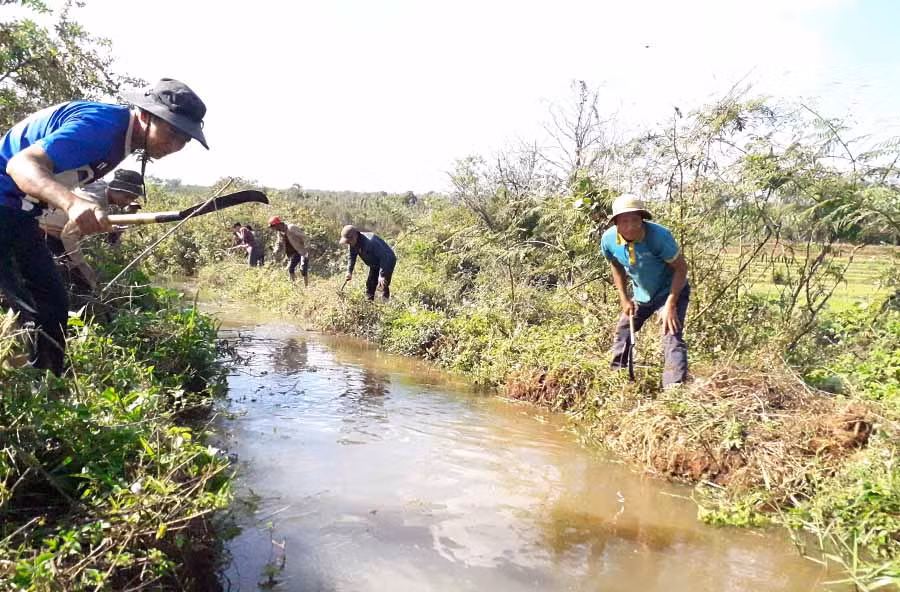 Nông dân huyện Đak Đoa khơi thông dòng chảy kênh mương. Ảnh: L.N
