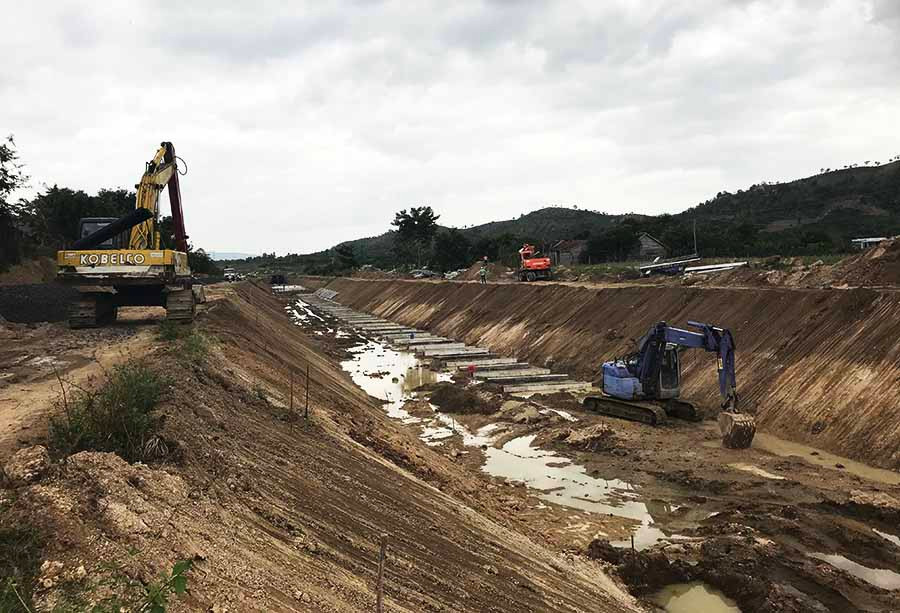 Nạo vét kênh mương thủy lợi Ayun Hạ (huyện Phú Thiện). Ảnh: N.D