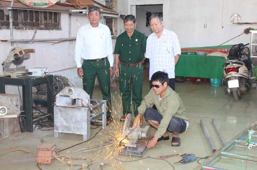 Cán bộ Hội CCB huyện Chư Prông tham quan xưởng cơ khí của CCB Phạm Văn Thanh (người ngồi, thôn Hợp Hòa, xã Ia Drăng, huyện Chư Prông). Ảnh: T.B  Cán bộ Hội CCB huyện Chư Prông tham quan xưởng cơ khí của CCB Phạm Văn Thanh (người ngồi, thôn Hợp Hòa, xã Ia Drăng, huyện Chư Prông). Ảnh: T.B