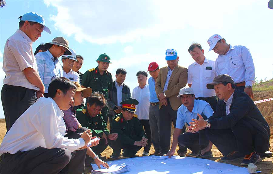  Bí thư Tỉnh ủy Dương Văn Trang (ngồi, bìa phải) cùng đoàn công tác khảo sát dự án hồ chứa nước Tầu Dầu 2 trên bản vẽ thiết kế. Ảnh: H.T