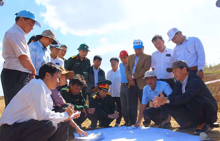  Bí thư Tỉnh ủy Dương Văn Trang (ngồi, bìa phải) cùng đoàn công tác khảo sát dự án hồ chứa nước Tầu Dầu 2 trên bản vẽ thiết kế. Ảnh: H.T