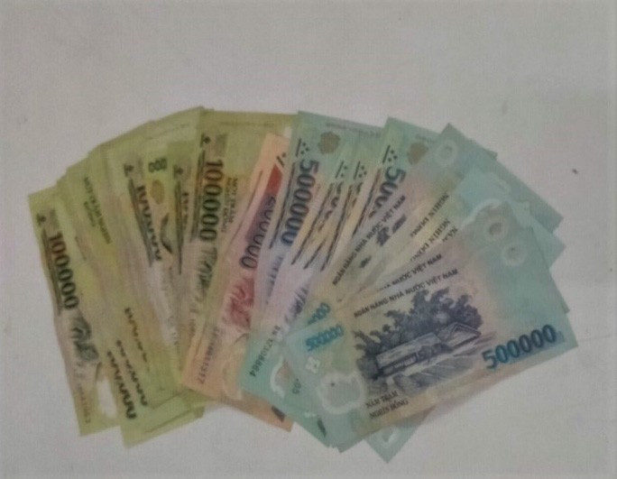  Số tiền Công an thu giữ từ đối tượng Bông