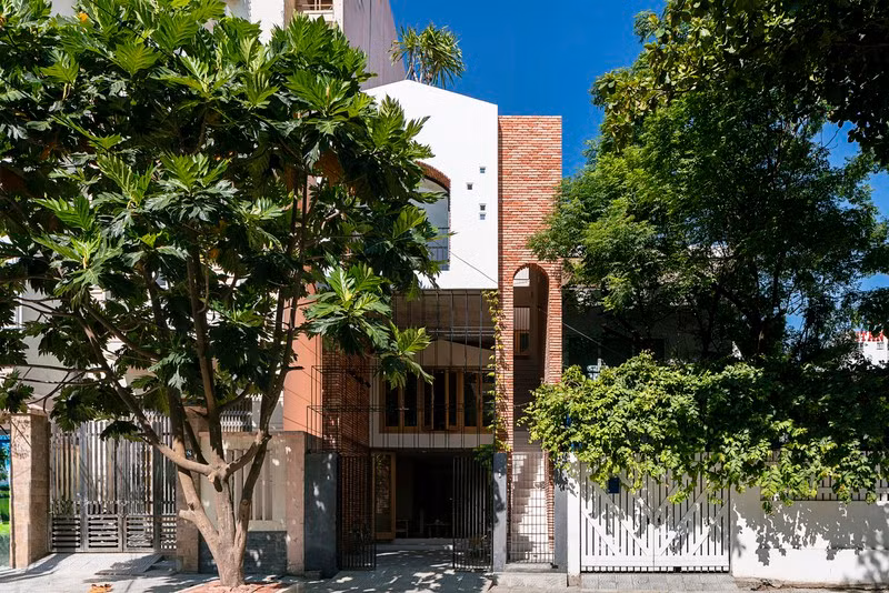  Việc giữ nguyên tường gạch, không tô trát mang đến một vẻ bề ngoài đặc biệt cho ngôi nhà.