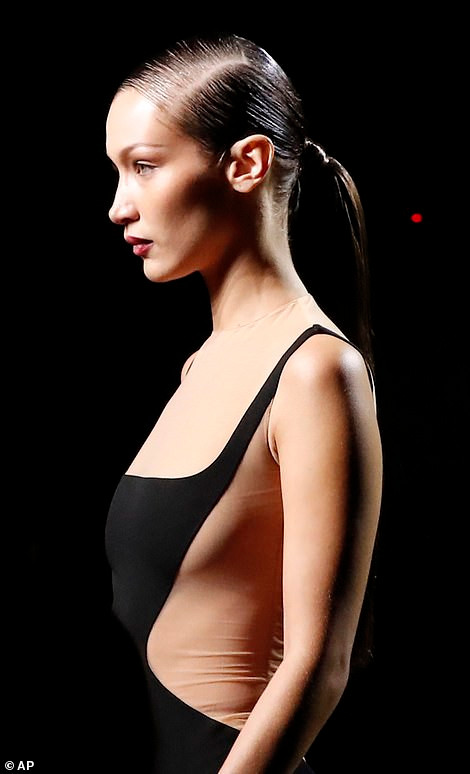 Dường như cô có thể xử lý mọi loại phong cách và trang phục được cắt xẻ táo bạo.