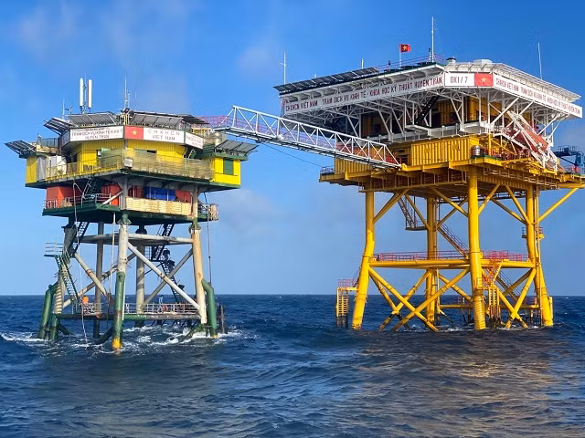 Nhà giàn DK1/7 trên bãi cạn mang tên công chúa Huyền Trân.