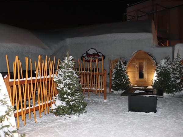 Khu vực thư giãn kiểu Bắc Âu với 5 bồn tắm nước nóng được dành cho khách qua đêm. Khu vực thư giãn kiểu Bắc Âu với 5 bồn tắm nước nóng được dành cho khách qua đêm.