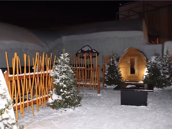 Khu vực thư giãn kiểu Bắc Âu với 5 bồn tắm nước nóng được dành cho khách qua đêm.