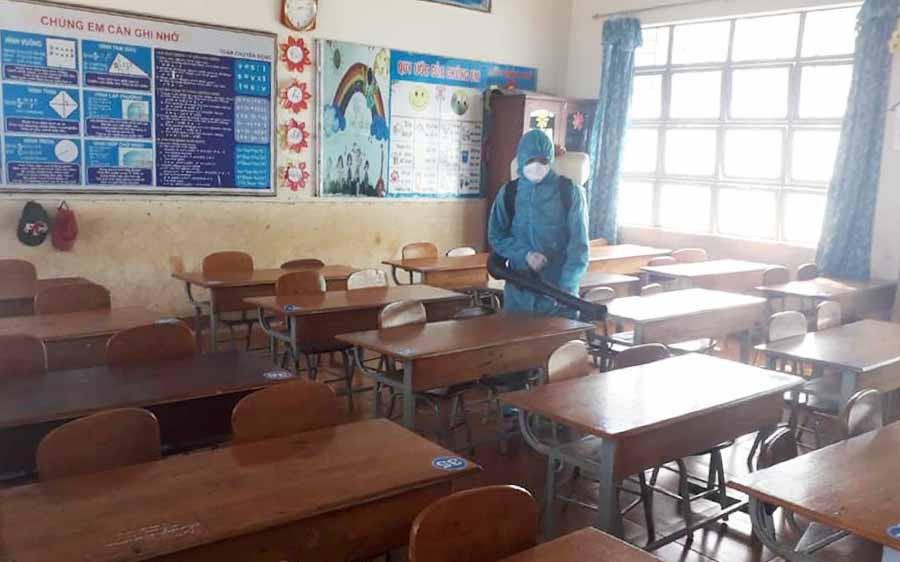 Phun hóa chất khử trùng tại các đơn vị trường học trên địa bàn. Ảnh: Hà Phương