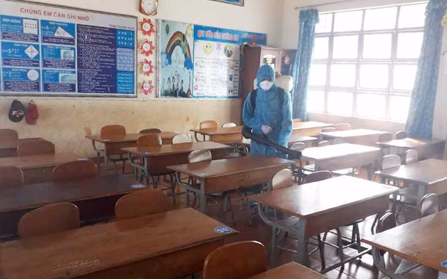 Phun hóa chất khử trùng tại các đơn vị trường học trên địa bàn. Ảnh: Hà Phương