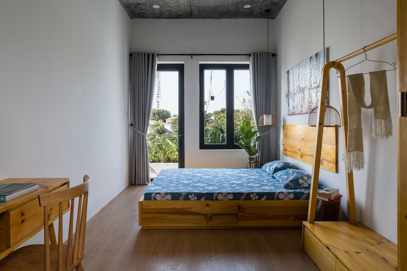  Phòng ngủ bố trí nội thất tối giản, chiếc tủ quần áo mang nét đặc trưng riêng của người miền Trung.