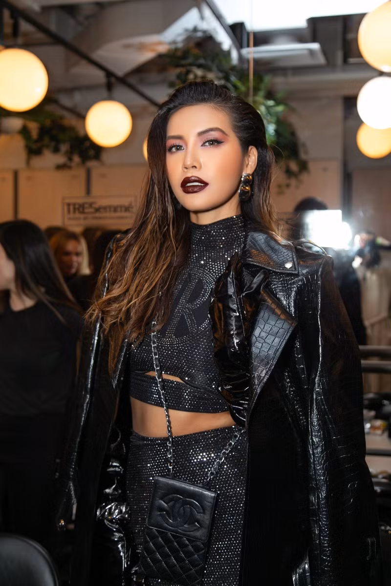 Chiều cùng ngày, Siêu mẫu châu Á đã đến tham dự show diễn của thương hiệu Chromat – một trong những thương hiệu đồ thể thao nổi tiếng tại Mỹ được thành lập năm 2010.