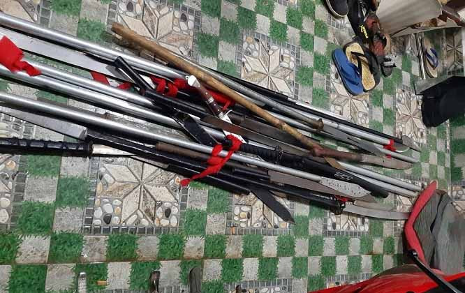 Hàng chục hung khí nguy hiểm được thu giữ. Ảnh: Văn Ngọc