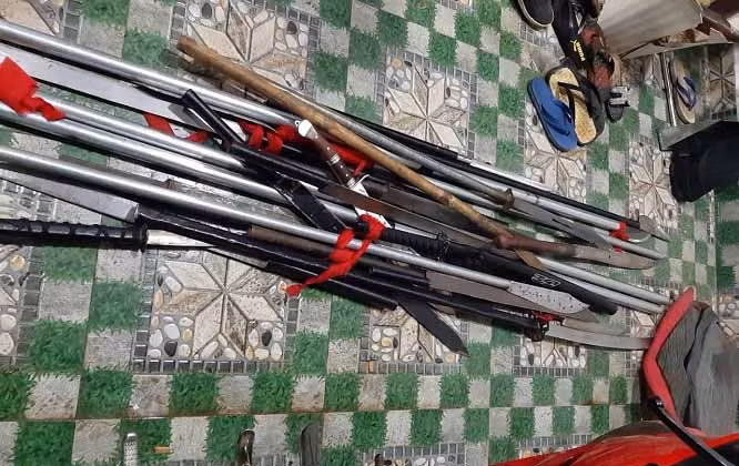 Hàng chục hung khí nguy hiểm được thu giữ. Ảnh: Văn Ngọc