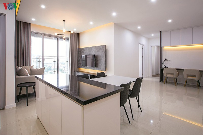 Khu vực bếp nấu được ngăn cách ước lệ với phòng ăn và không gian phía ngoài bằng một đảo bếp. Đây cũng là nơi gia công và là tủ đựng đồ. Khu vực bếp nấu được ngăn cách ước lệ với phòng ăn và không gian phía ngoài bằng một đảo bếp. Đây cũng là nơi gia công và là tủ đựng đồ.