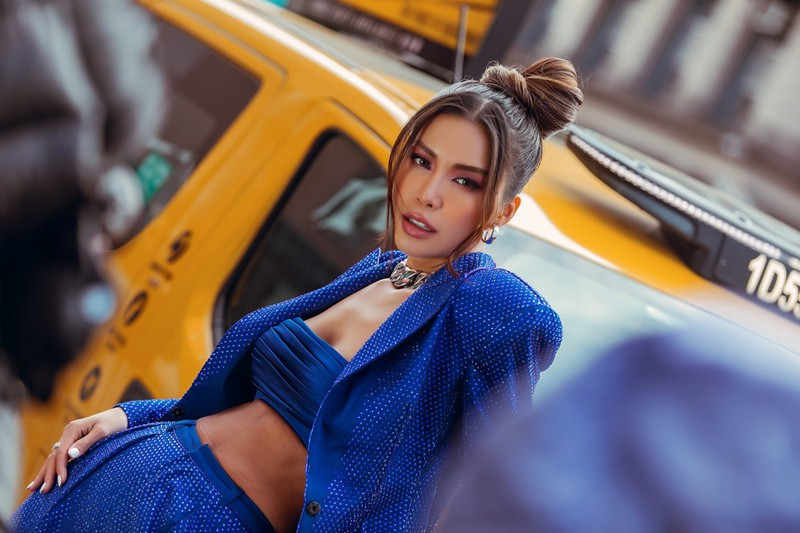 Với bộ ảnh street style, Minh Tú đã chọn cho mình bộ trang phục menswear màu xanh biển đơn giản nhưng đầy nổi bật, cá tính kết hợp cùng crop top ngắn cùng màu và các phụ kiện đi kèm giúp “Hoa hậu giang hồ” tôn lên được vóc dáng nổi bật và số đo hình thể chuẩn của mình. Với bộ ảnh street style, Minh Tú đã chọn cho mình bộ trang phục menswear màu xanh biển đơn giản nhưng đầy nổi bật, cá tính kết hợp cùng crop top ngắn cùng màu và các phụ kiện đi kèm giúp “Hoa hậu giang hồ” tôn lên được vóc dáng nổi bật và số đo hình thể chuẩn của mình.