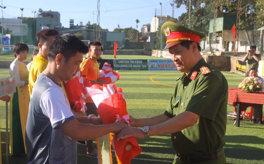 Hơn 120 cầu thủ tham gia thi đấu. Ảnh: Văn Ngọc