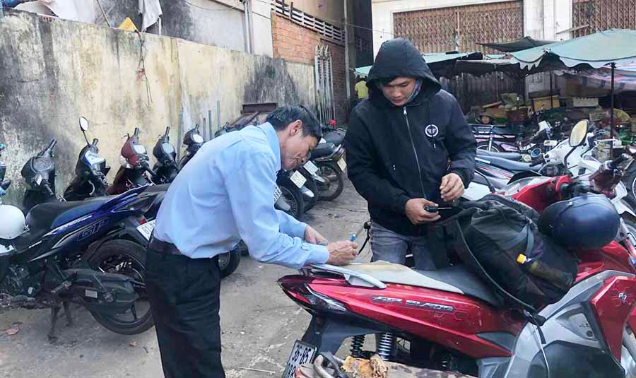  Điểm giữ xe mới có thể nhận cùng lúc 60-70 xe máy. Ảnh: N.T
