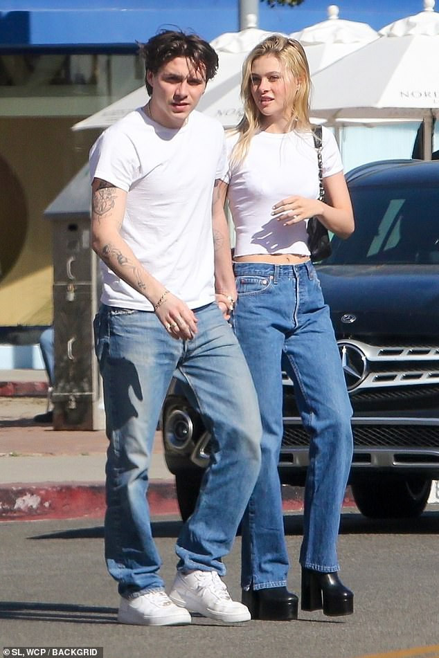Brooklyn Beckham và bạn gái xinh đẹp Nicola Peltz tay trong tay dạo phố ở Los Angeles trong ngày nắng đẹp hôm 28/2 vừa qua.
