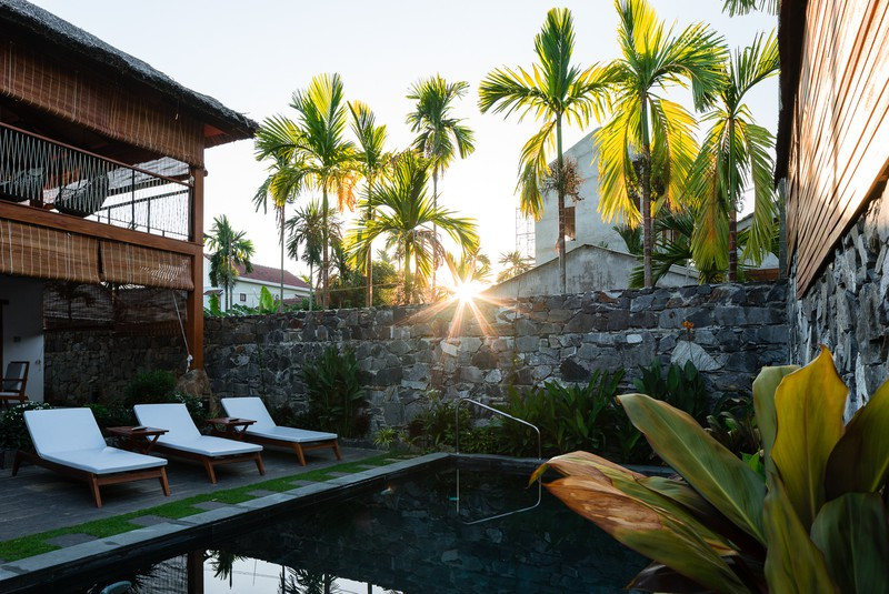 Các bức tường đá và hồ bơi sẽ giúp công trình mát mẻ hơn vào mùa hè