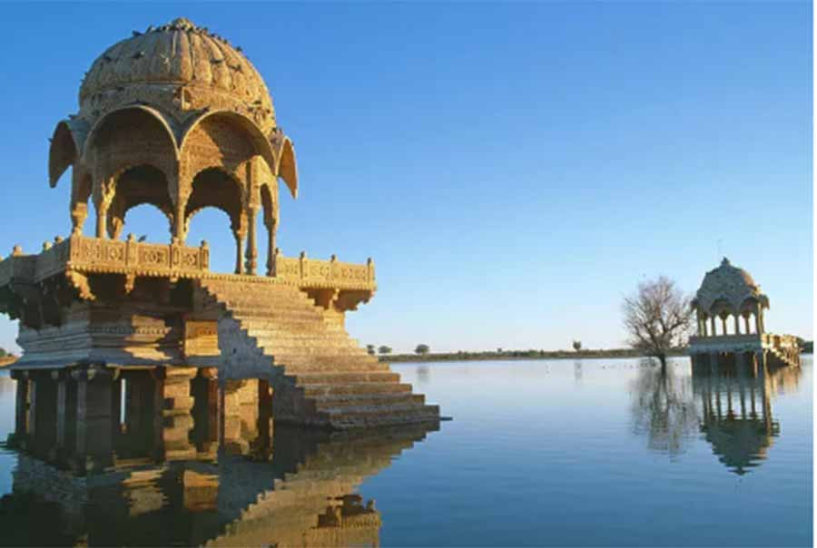  Hồ Gadi Sagar ở Ấn Độ. Ảnh: Fine Art America