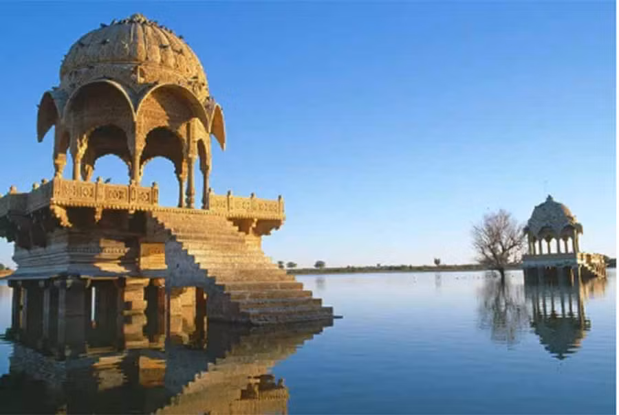  Hồ Gadi Sagar ở Ấn Độ. Ảnh: Fine Art America