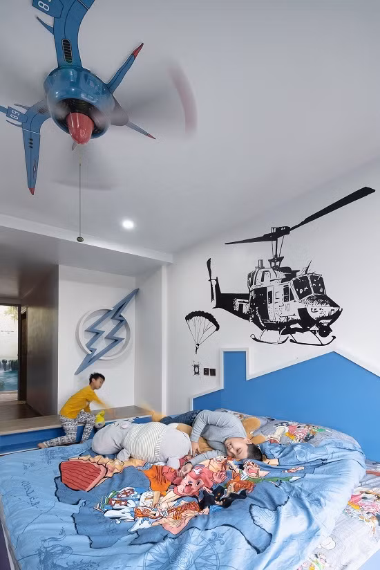 Tầng một dành cho tiếp khách, tầng lửng cho bếp và phòng ăn. Tầng hai của bố mẹ còn tầng ba dành cho trẻ con, được trang trí với tông màu xanh nước biển.