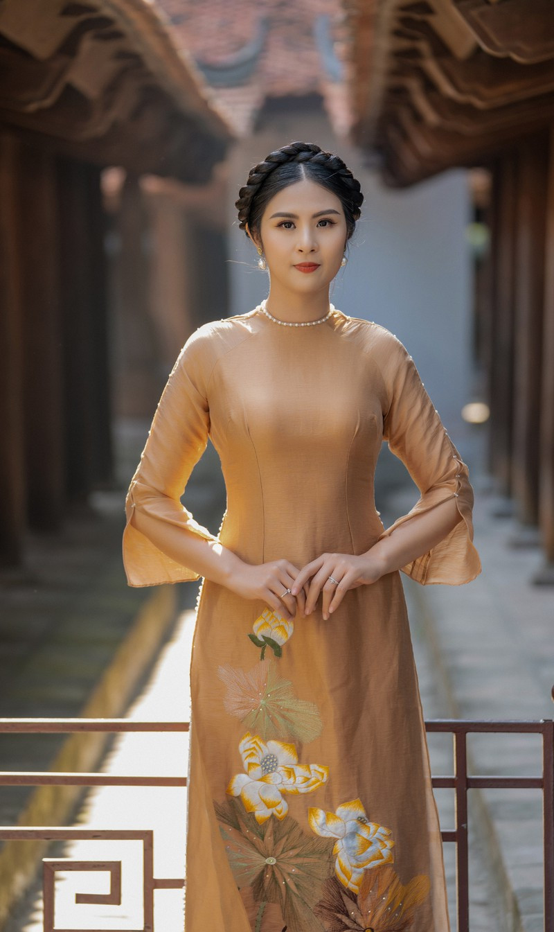  Bộ ảnh được thực hiện tại Văn Miếu - Quốc Tử Giám. Đây là địa điểm quen thuộc nhưng chưa bao giờ lỗi thời bởi vẻ đẹp cổ kính, phù hợp với những tà áo dài truyền thống. 