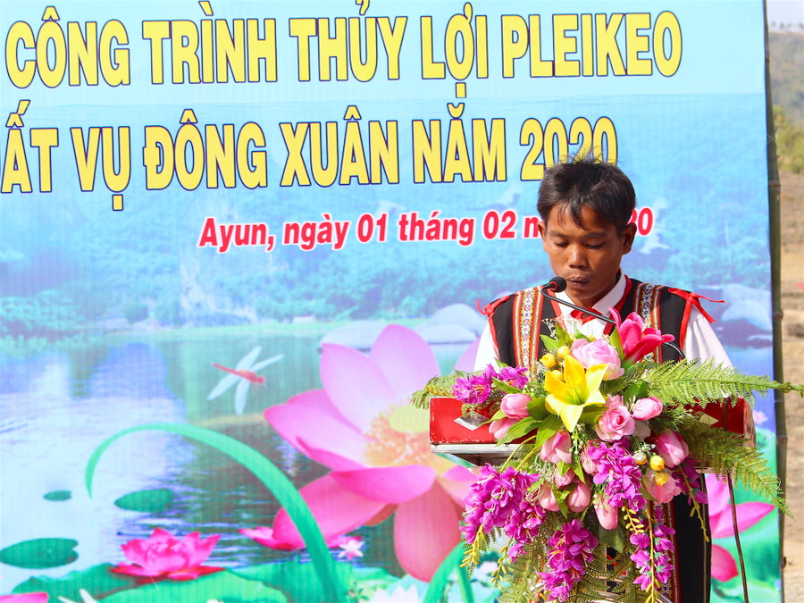 Đại diện làng Vơng Chép (xã Ayun) phát biểu hưởng ứng tại lễ phát động. Ảnh: Hồng Thi