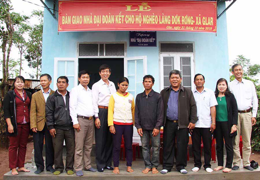 Ủy ban MTTQ Việt Nam tỉnh trao nhà đại đoàn kết cho hộ nghèo xã Glar (huyện Đak Đoa). Ảnh. Đ.Y