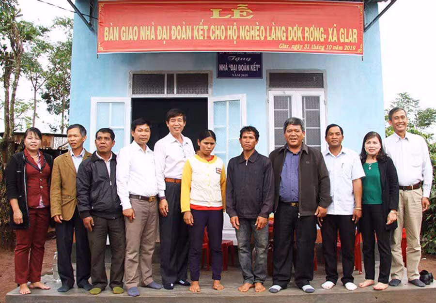 Ủy ban MTTQ Việt Nam tỉnh trao nhà đại đoàn kết cho hộ nghèo xã Glar (huyện Đak Đoa). Ảnh. Đ.Y