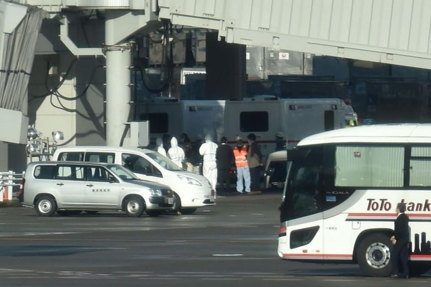Chuyến bay đầu tiên sơ tán công dân Nhật Bản khỏi Vũ Hán hạ cánh xuống sân bay Haneda, Tokyo hôm 29.1. Ảnh: AFP Chuyến bay đầu tiên sơ tán công dân Nhật Bản khỏi Vũ Hán hạ cánh xuống sân bay Haneda, Tokyo hôm 29.1. Ảnh: AFP