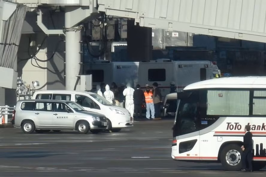 Chuyến bay đầu tiên sơ tán công dân Nhật Bản khỏi Vũ Hán hạ cánh xuống sân bay Haneda, Tokyo hôm 29.1. Ảnh: AFP