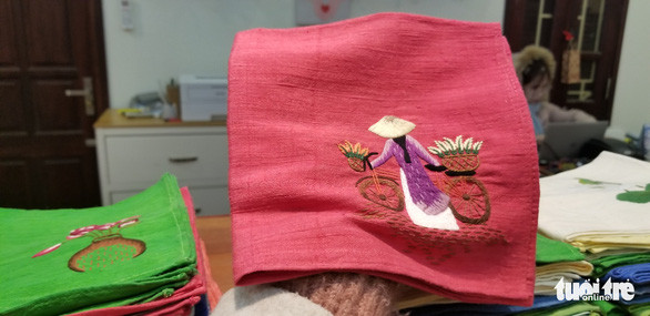 Chiếc khăn tay với hình thiếu nữ Việt Nam - Ảnh: HÀ THANH