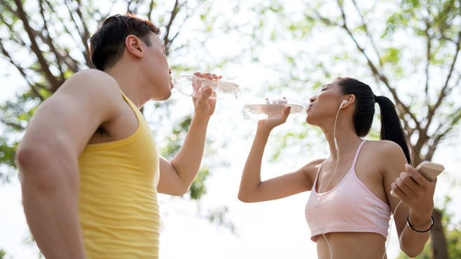 Cần uống nhiều nước để phòng ngừa nhiễm khuẩn tiết niệu - Shutterstock