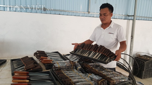 Ông Ngô Thanh Quang đang khoe với phóng viên những sản phẩm dao dân dụng chất lượng cao chuẩn bị được xuất khẩu sang thị trường nước Đức - một trong những thị trường khó tính nhất châu Âu, yêu cầu cao về chất lượng sản phẩm nhập khẩu.