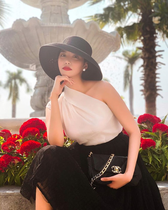 Hoa khôi Áo dài cũng hướng tới phong cách thời trang cổ điển, thanh lịch hơn với những gam màu đen-trắng và mũ rộng vành. Điểm nhấn của set đồ là chiếc túi Chanel sành điệu. Hoa khôi Áo dài cũng hướng tới phong cách thời trang cổ điển, thanh lịch hơn với những gam màu đen-trắng và mũ rộng vành. Điểm nhấn của set đồ là chiếc túi Chanel sành điệu.