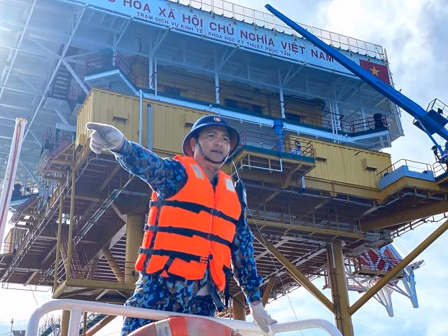 Thiếu tá Hoàng Thanh Hợp chắc chắn như đá tảng ở mũi tàu.