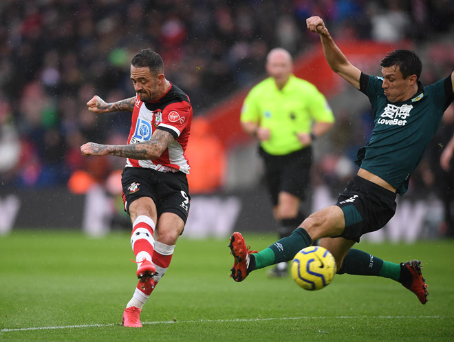 Danny Ings ghi bàn gỡ hoà 1-1 cho Southampton, nhưng không thể giúp đội nhà có điểm khi thua đối thủ Burnley 1-2/AFP