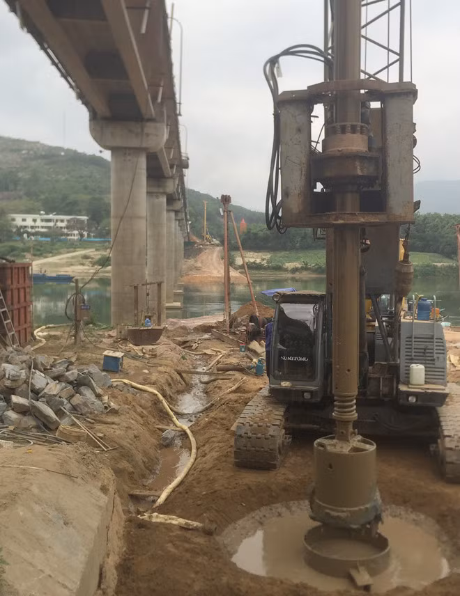 Công trường mở rộng cầu Nông Sơn