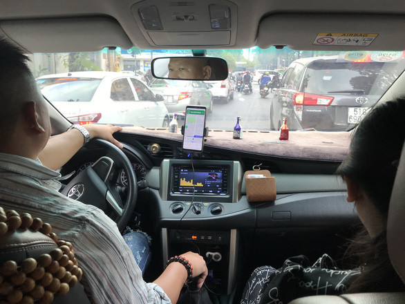  Theo Nghị định 10 của Chính phủ, người dân sẽ đánh giá dịch vụ xe công nghệ trên điện thoại di động đặt cuốc xe - Ảnh: QUANG ĐỊNH