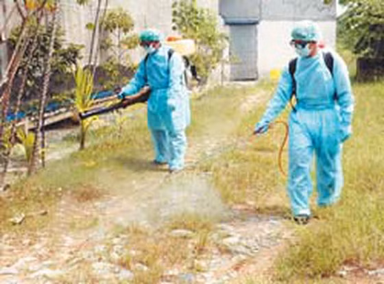 Phun thuốc tiêu độc khử trùng các cơ sở giết mổ, trại chăn nuôi... phòng chống bệnh cúm gia cầm