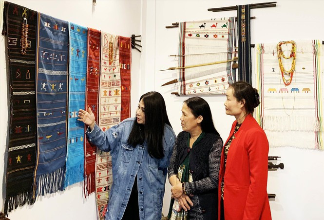 Bà Nga giới thiệu với NTK Minh Hạnh những sản phẩm thổ cẩm đã sưu tầm hàng chục năm qua Bà Nga giới thiệu với NTK Minh Hạnh những sản phẩm thổ cẩm đã sưu tầm hàng chục năm qua